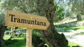 Een houten bord met de naam 'Tramuntana' in een landelijke omgeving.