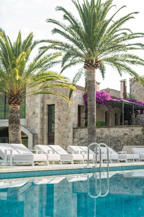 Piscine extérieure, parasols de plage, chaises longues