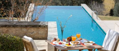 每日供应自助式早餐(每人 EUR 18)