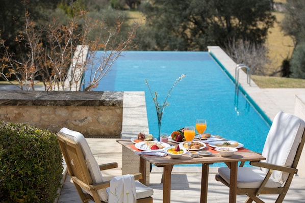 Desayuno buffet (EUR 18 por persona)