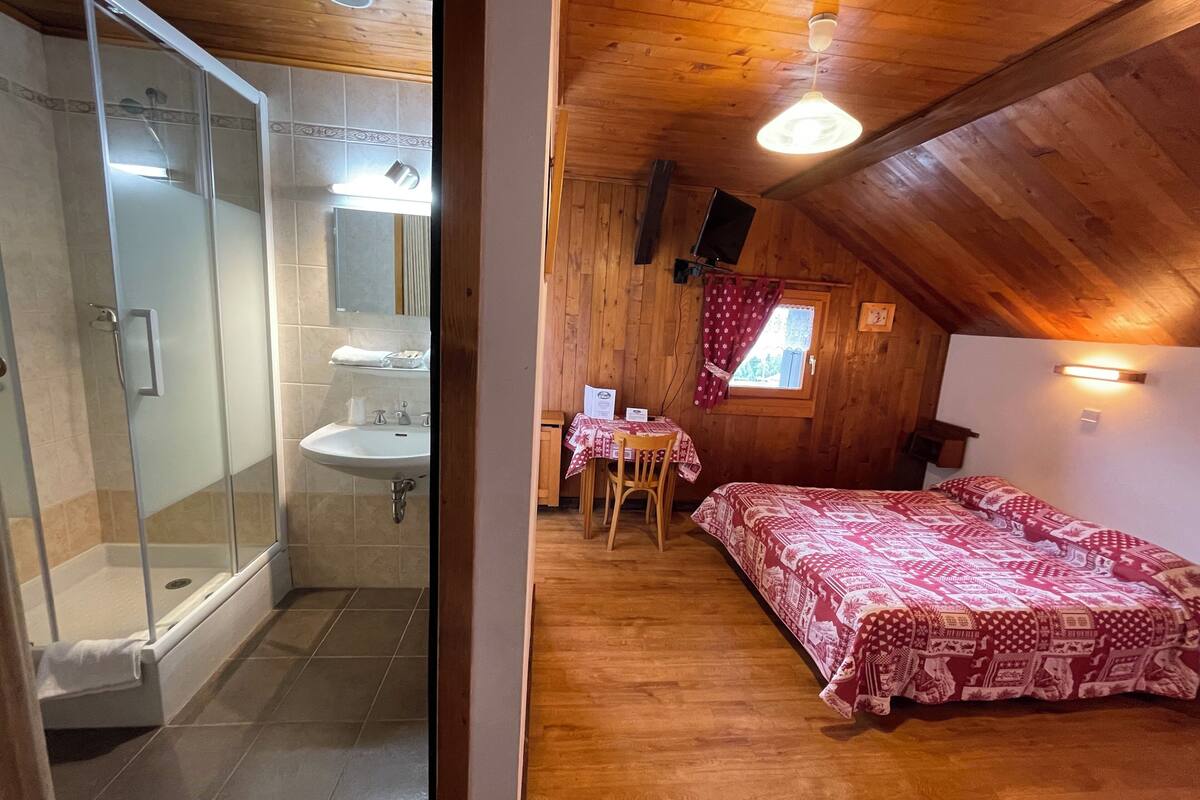 standard triple room | individually furnished, desk, blackout curtains, soundproofing