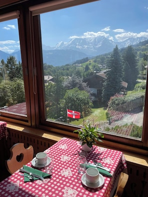 Sarapan prasmanan setiap hari (EUR 12.50 per orang)