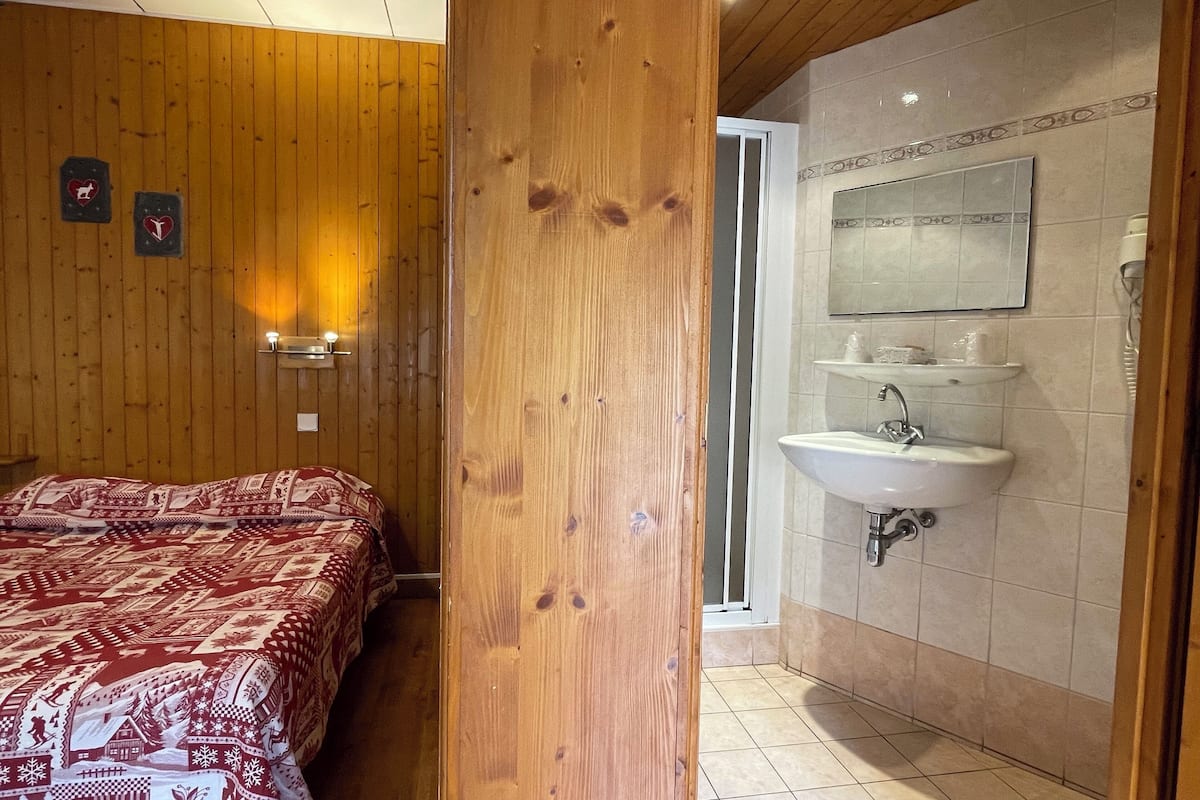 standard double room | individually furnished, desk, blackout curtains, soundproofing