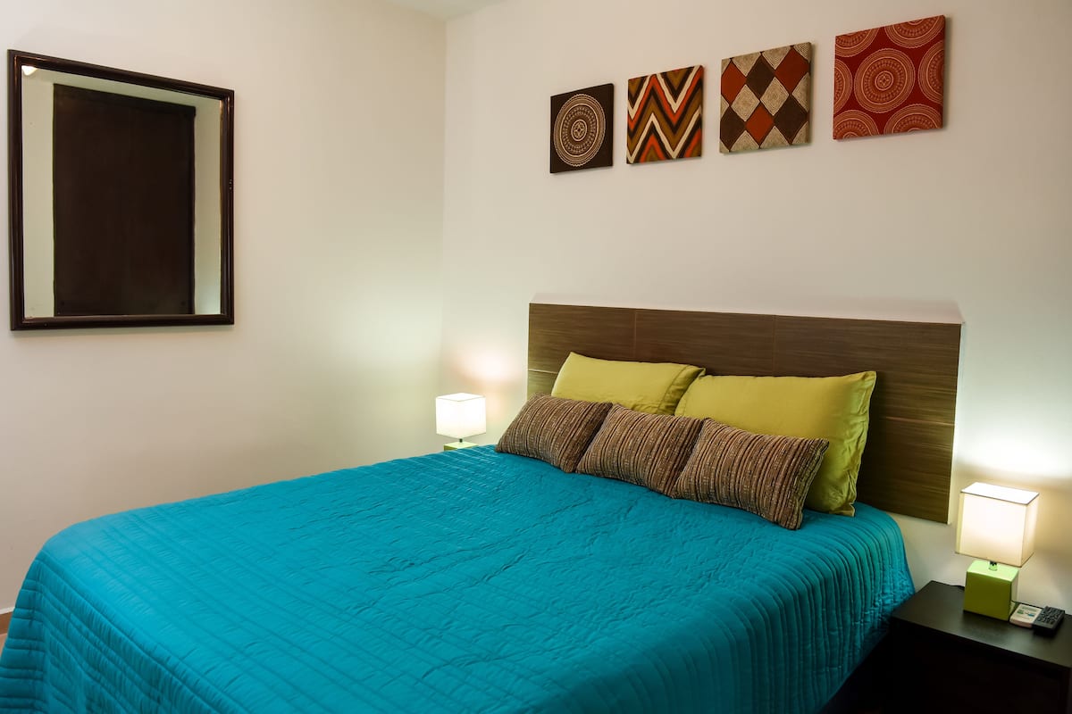 Departamento urbano, 1 habitación, Terraza, vista a la ciudad | 1 habitación y ropa de cama de alta calidad