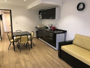 Geladeira grande, micro-ondas, cooktop, cafeteira/chaleira