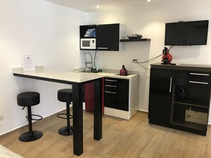 開放式客房, 1 張標準雙人床, 廚房 | 私人小型廚房 | 大型冰箱、微波爐、爐台、咖啡機/沖茶器