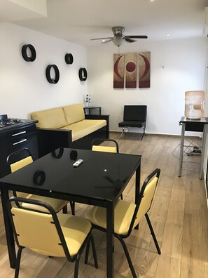 Chuveiro, toalhas de banho