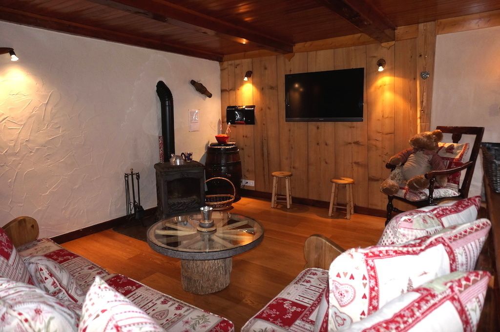 chalet ancêtre (3 bedrooms) | living area | flat-screen tv