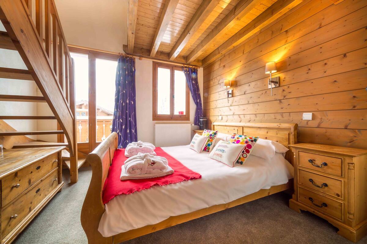 Superior Duplex | Premium bedding, in-room safe, iron/ironing board, free WiFi