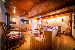 Chalet Ancêtre (3 Bedrooms) | Living room | Flat-screen TV