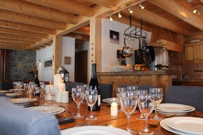 Chalet le Plan des Rochers (7 Bedrooms) | In-room dining - Chilly Powder - Hôtel au Coin du Feu (Morzine)