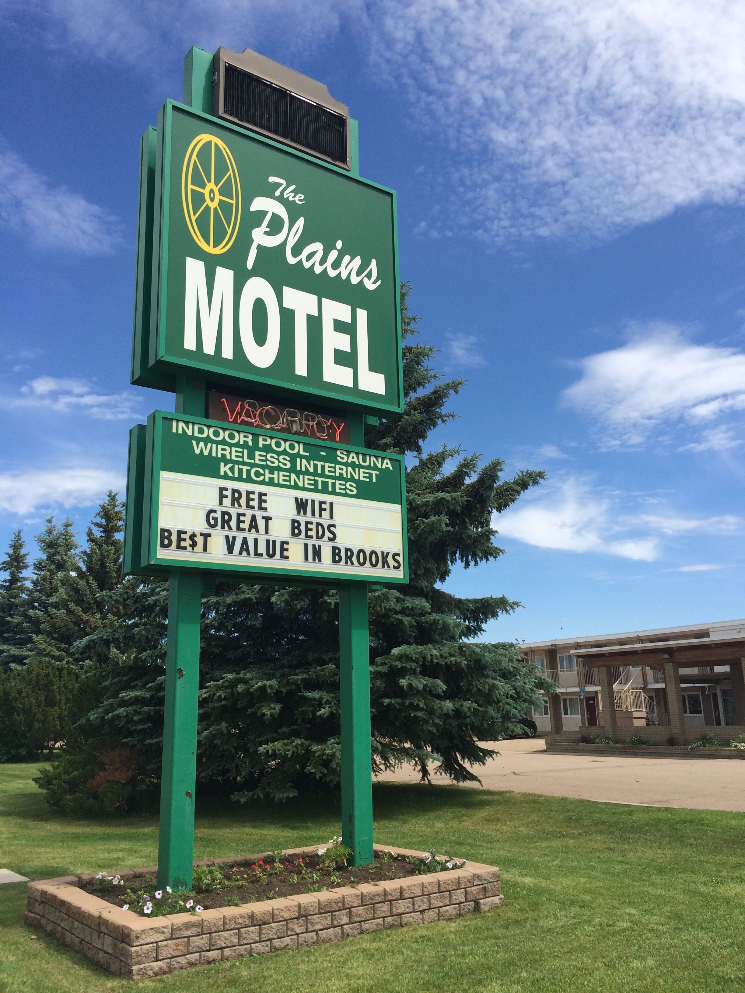 A motel sign with amenities including indoor pool, sauna, and free WiFi.