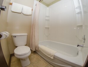 Combined shower/tub, free toiletries, towels - Plains Motel (Brooks)