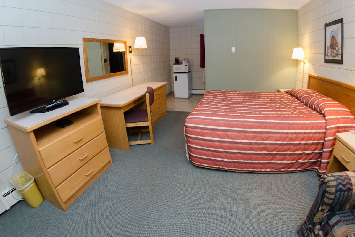 Desk, free WiFi, bed sheets