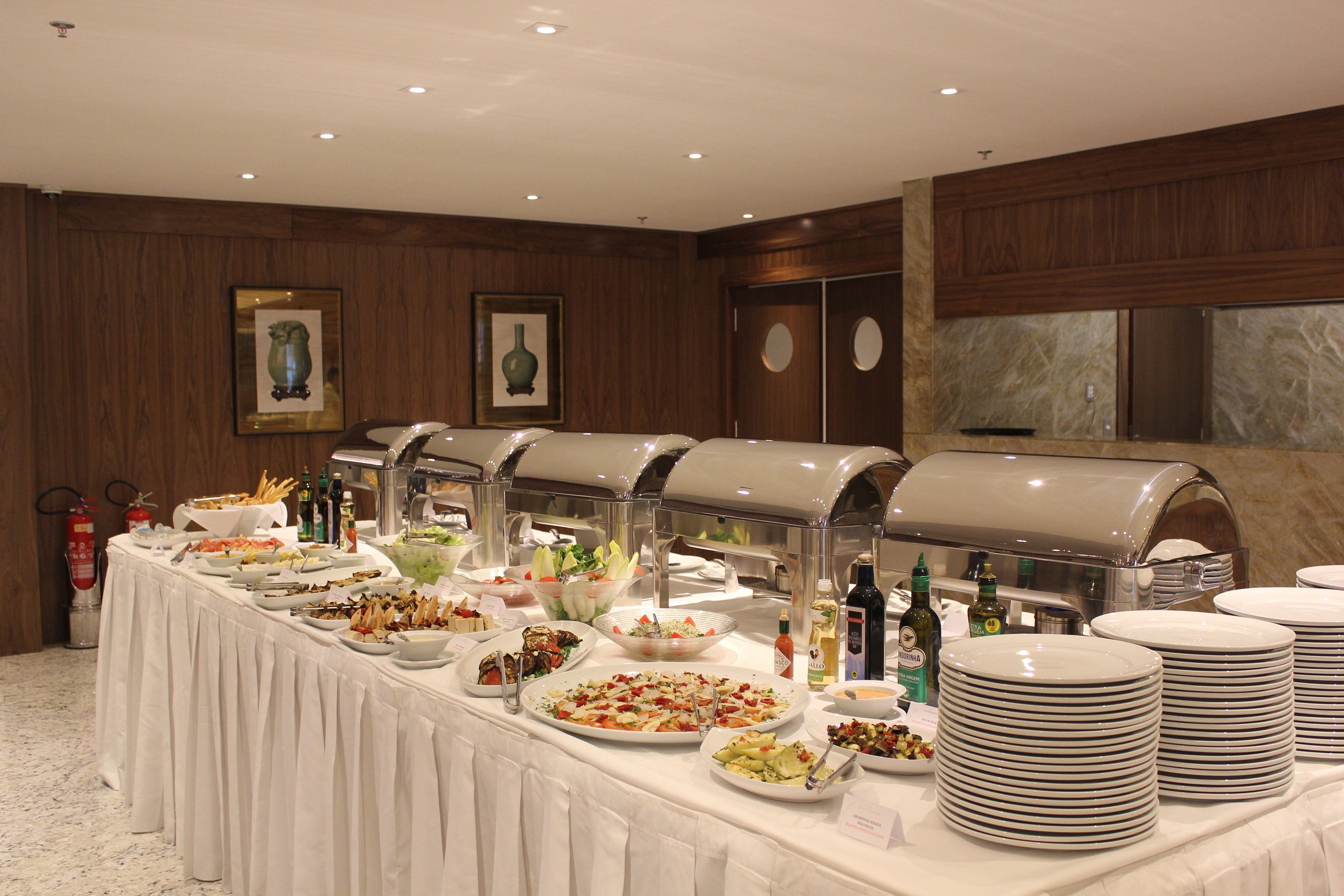 Ein reichhaltiges Buffet mit verschiedenen Speisen und Beilagen.