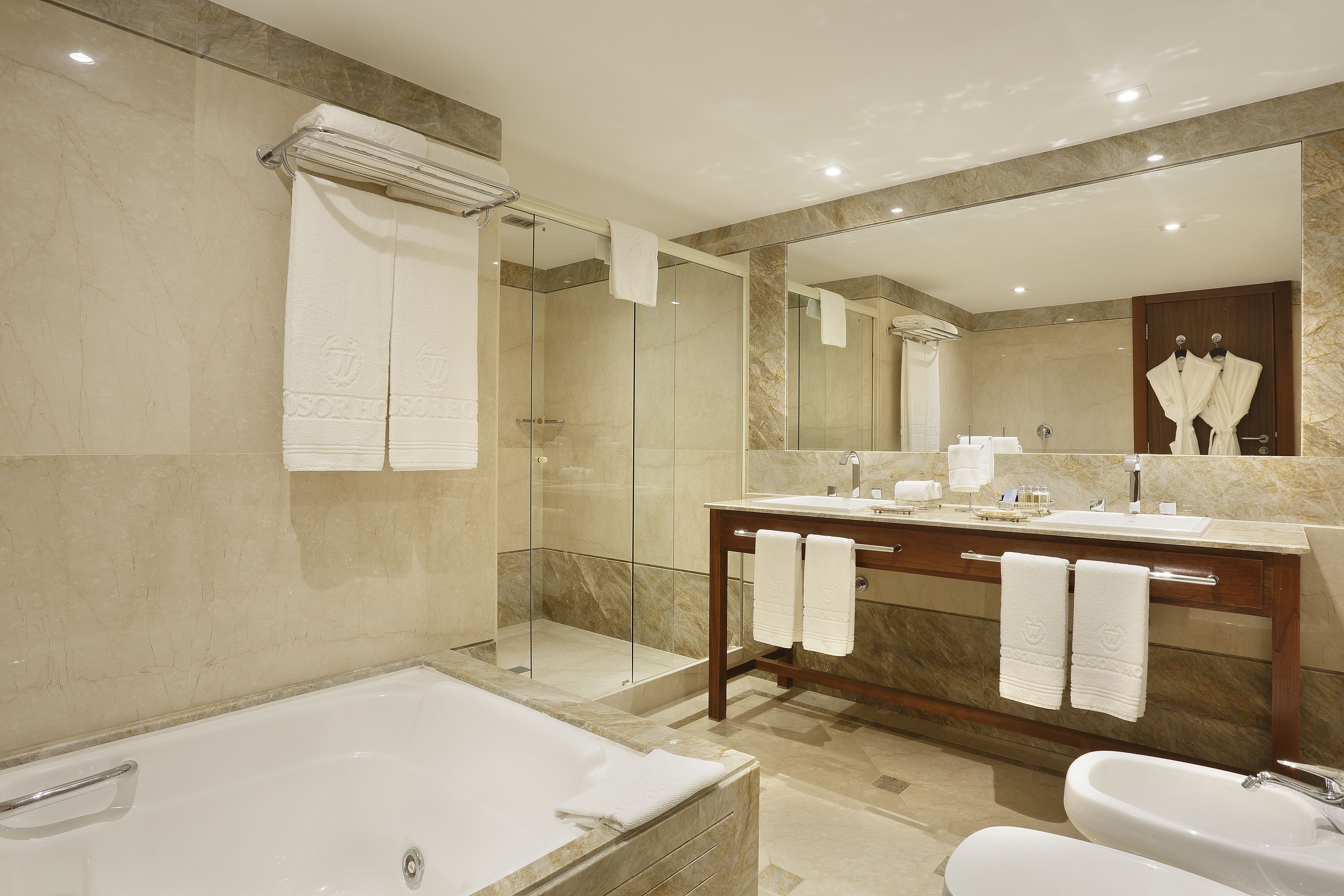 suíte master | bathroom | free toiletries, hair dryer, bidet, towels