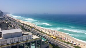 Un paisaje urbano costero con una playa, edificios y cielo despejado.