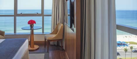 Luxo Plus com Cama Casal | 1 camera, minibar, una cassaforte in camera, una scrivania