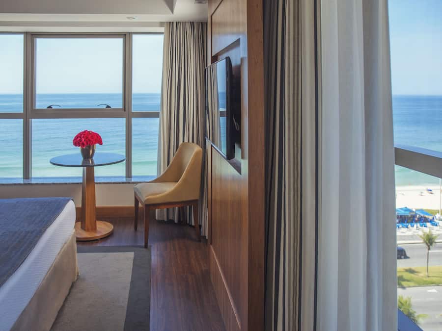 Luxo Plus com Cama Casal | Minibar, in-room safe, desk, laptop workspace