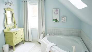 Suite, Kitchenette | Bathroom | Free toiletries, hair dryer, bathrobes, towels