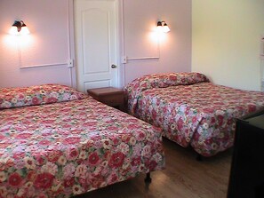 Double Queen Kitchenette | Premium bedding, memory foam beds, free WiFi, bed sheets - At Home Express Tangerine Inn (DeLand)