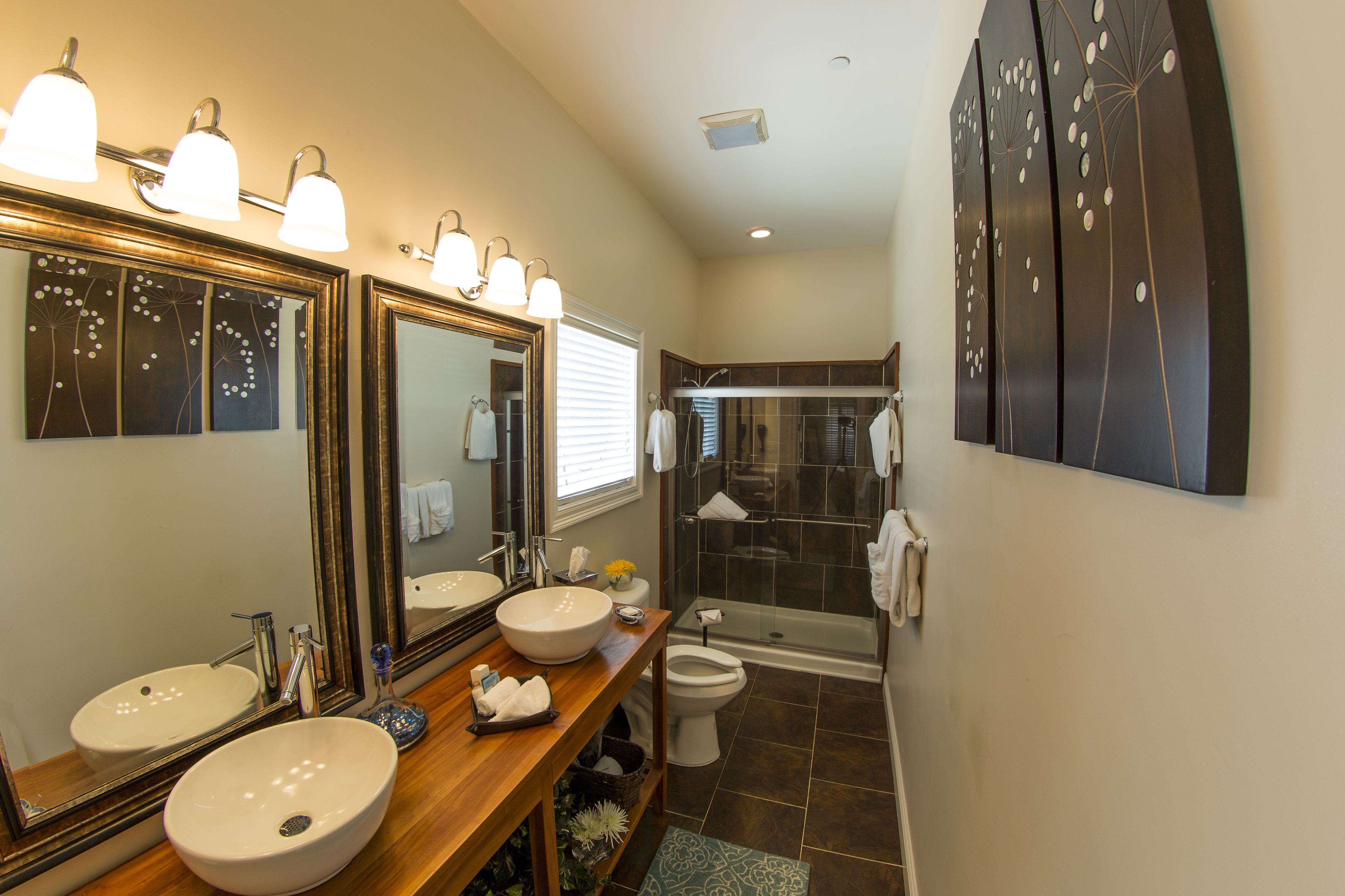 deluxe suite, 1 king bed, fireplace (lottie) | bathroom | free toiletries, towels