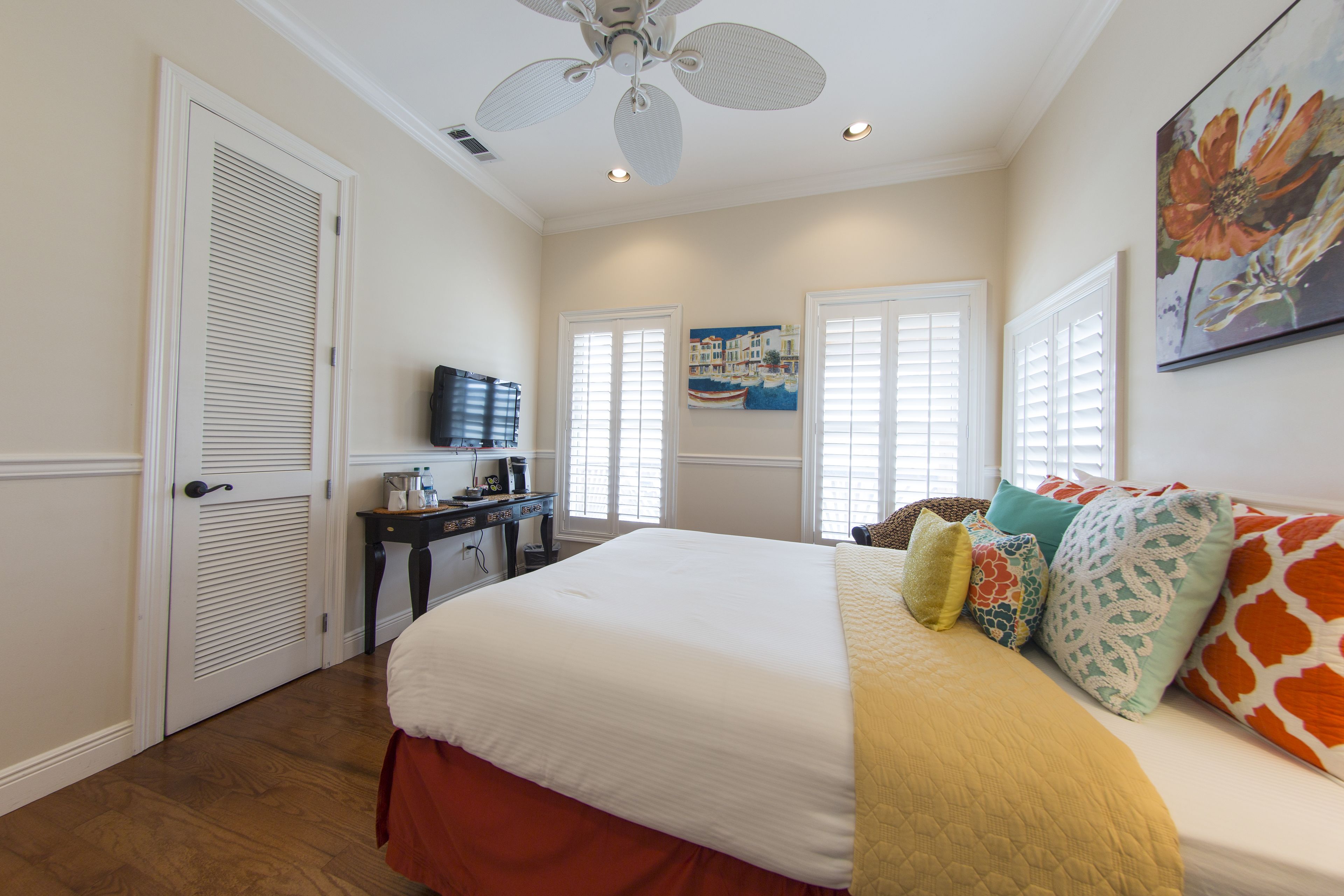 deluxe room, 1 queen bed, accessible (della) | premium bedding, desk, iron/ironing board, free wifi