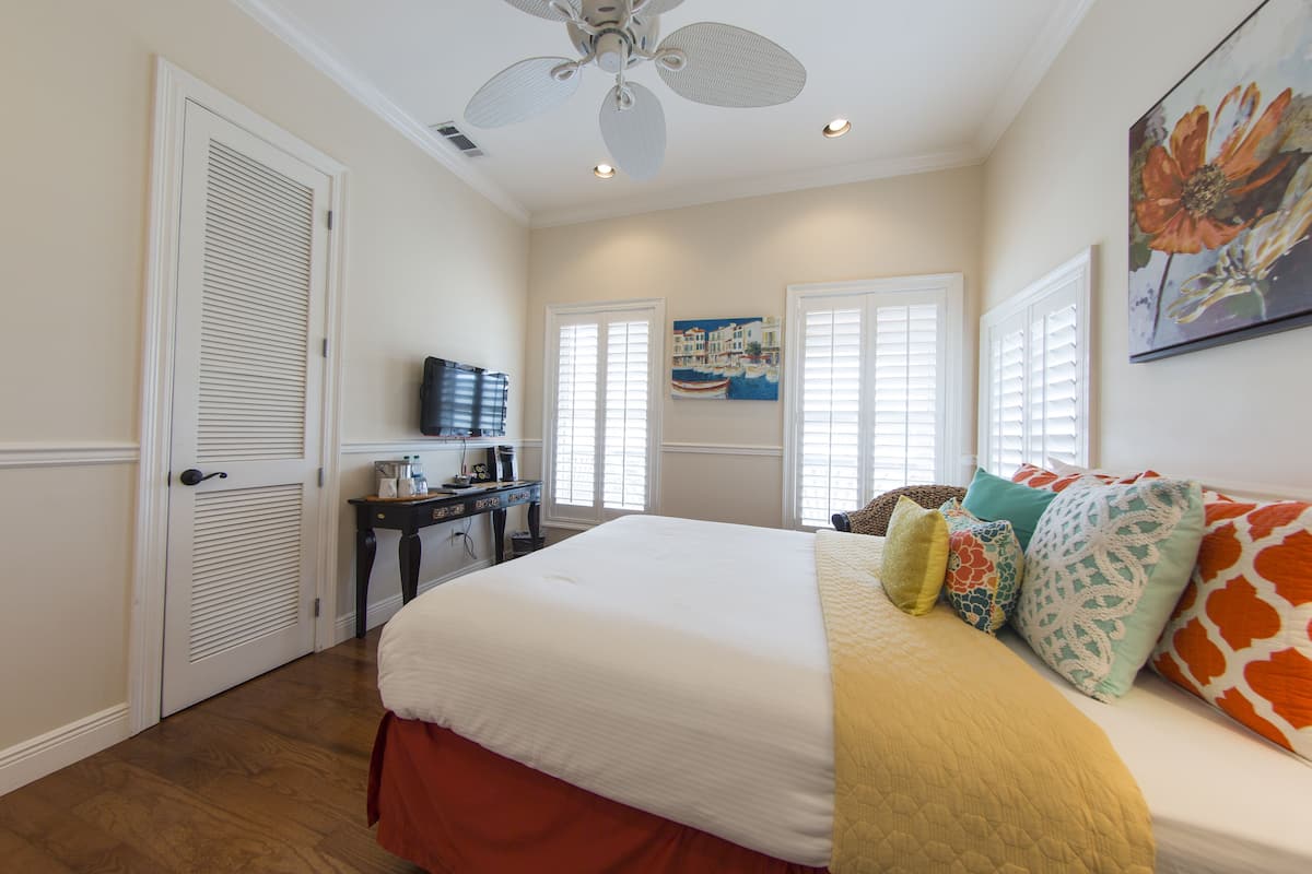 deluxe room, 1 queen bed, accessible (della) | premium bedding, desk, iron/ironing board, free wifi