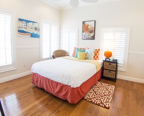 デラックス ルーム クイーンベッド 1 台 バリアフリー (Della) | 6 室のベッドルーム、高級寝具、デスク、アイロン / アイロン台