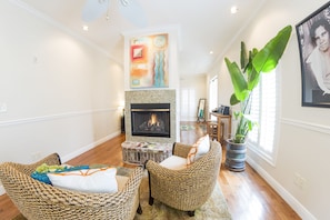 Deluxe suite, 1 kingsize bed, open haard (Lottie) | Woonruimte | Flatscreentelevisie