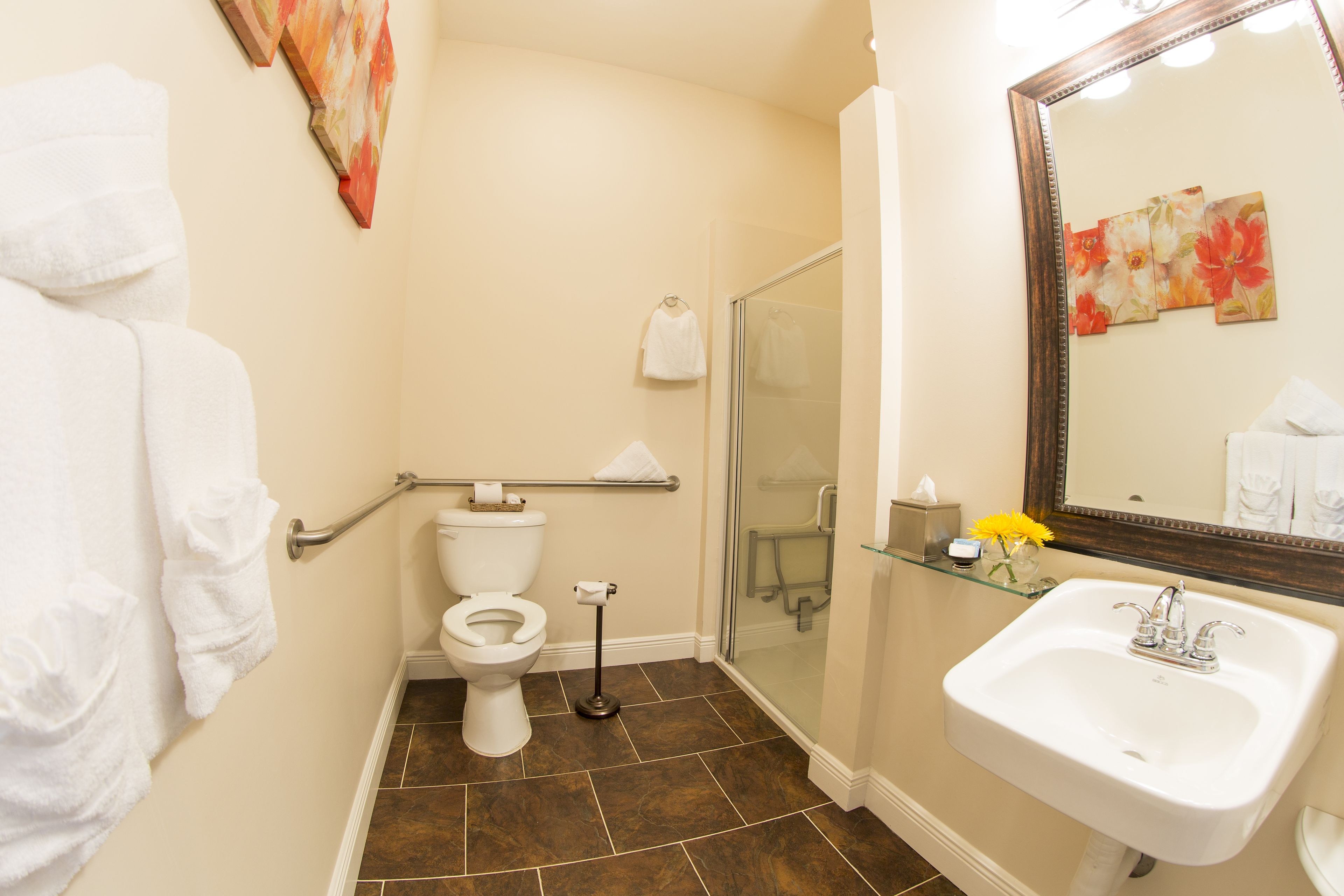 deluxe room, 1 queen bed, accessible (della) | bathroom | free toiletries, towels