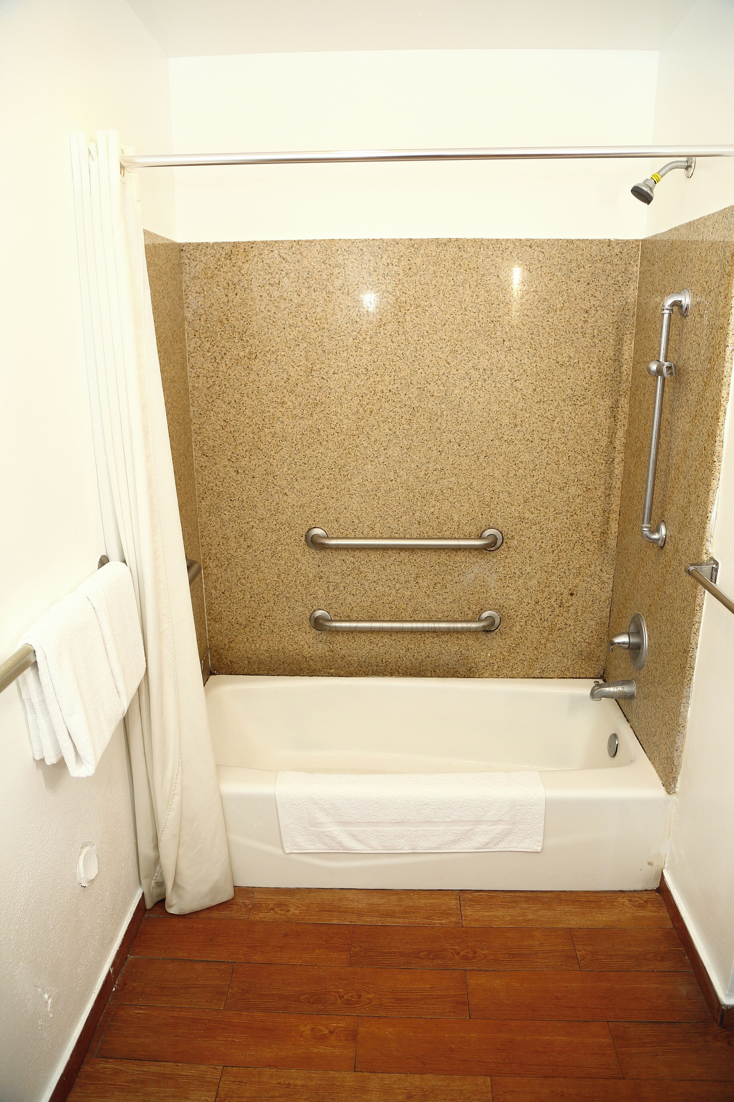 Kamer, 2 queensize bedden | Badkamer | Een bad/douchecombinatie, handdoeken