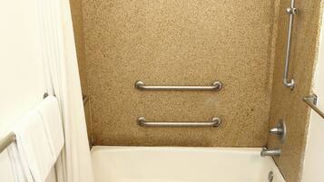 Kamer, 2 queensize bedden | Badkamer | Een bad/douchecombinatie, handdoeken