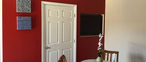 Habitación, 1 cama Queen size | Escritorio, espacio para trabajar con laptop y wifi gratis