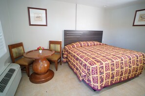 Single Room, 1 King Bed | Desk, laptop workspace, free WiFi, bed sheets - The Fly Inn (Lynwood)