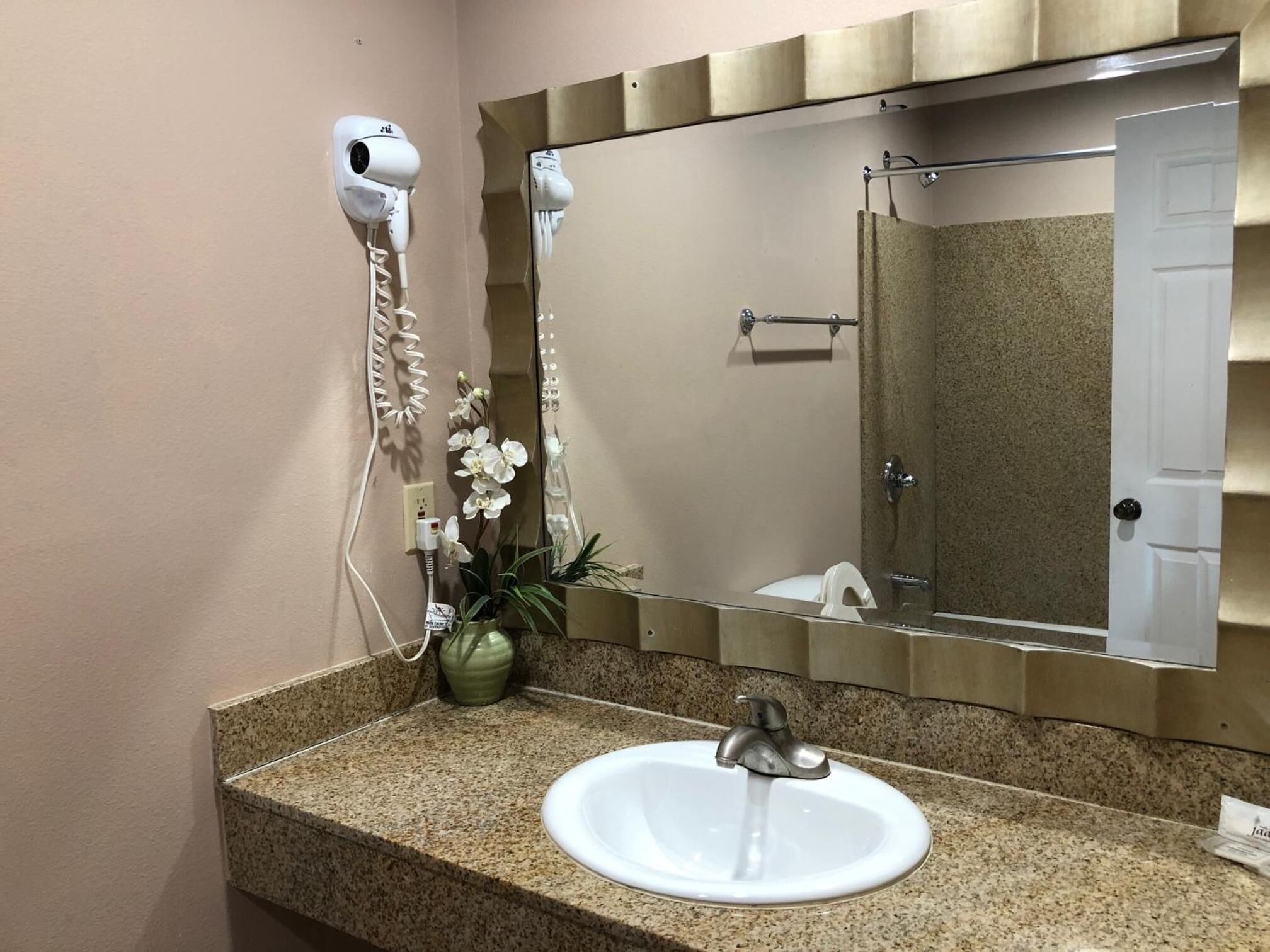 Combined shower/bathtub, towels