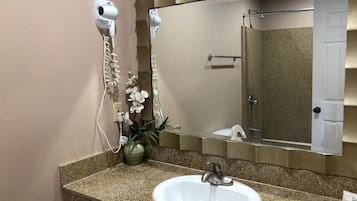 Combined shower/bathtub, towels