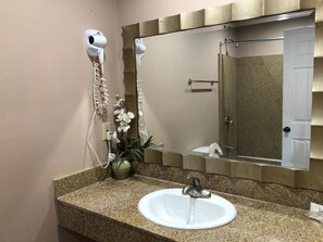 Combined shower/bathtub, towels