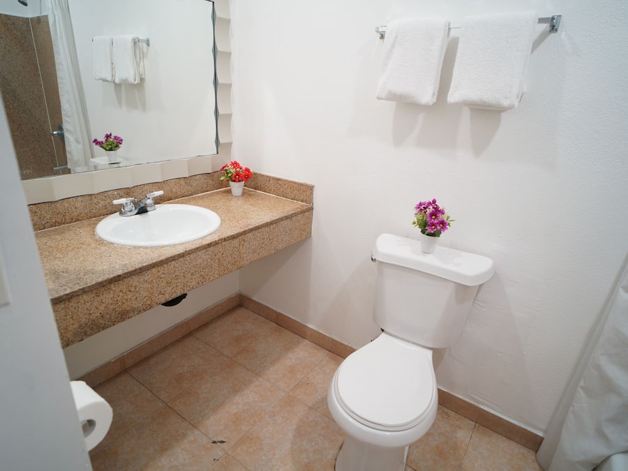 Single Room, 1 Queen Bed | Bathroom | Combined shower/tub, towels