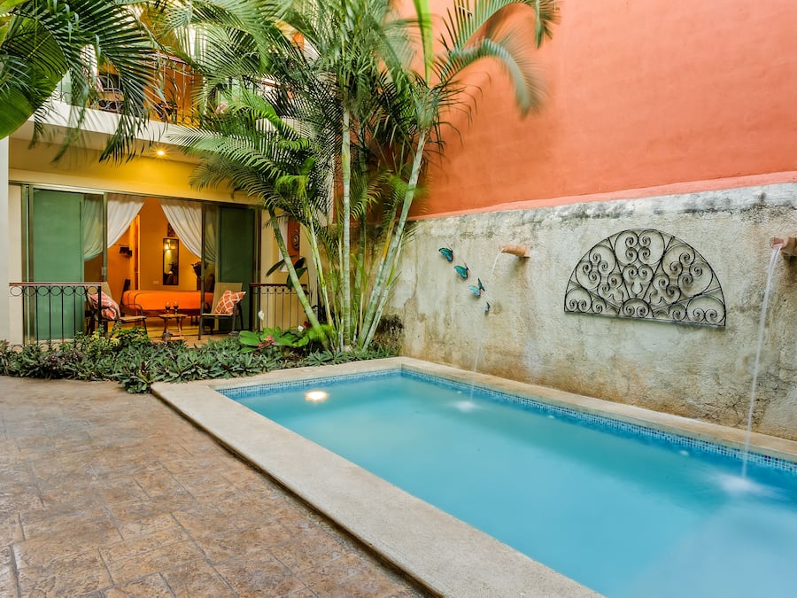 Piscina externa, espreguiçadeiras