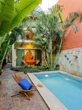 Una piscina al aire libre, sillones reclinables de piscina. Casa Del Maya Bed & Breakfast