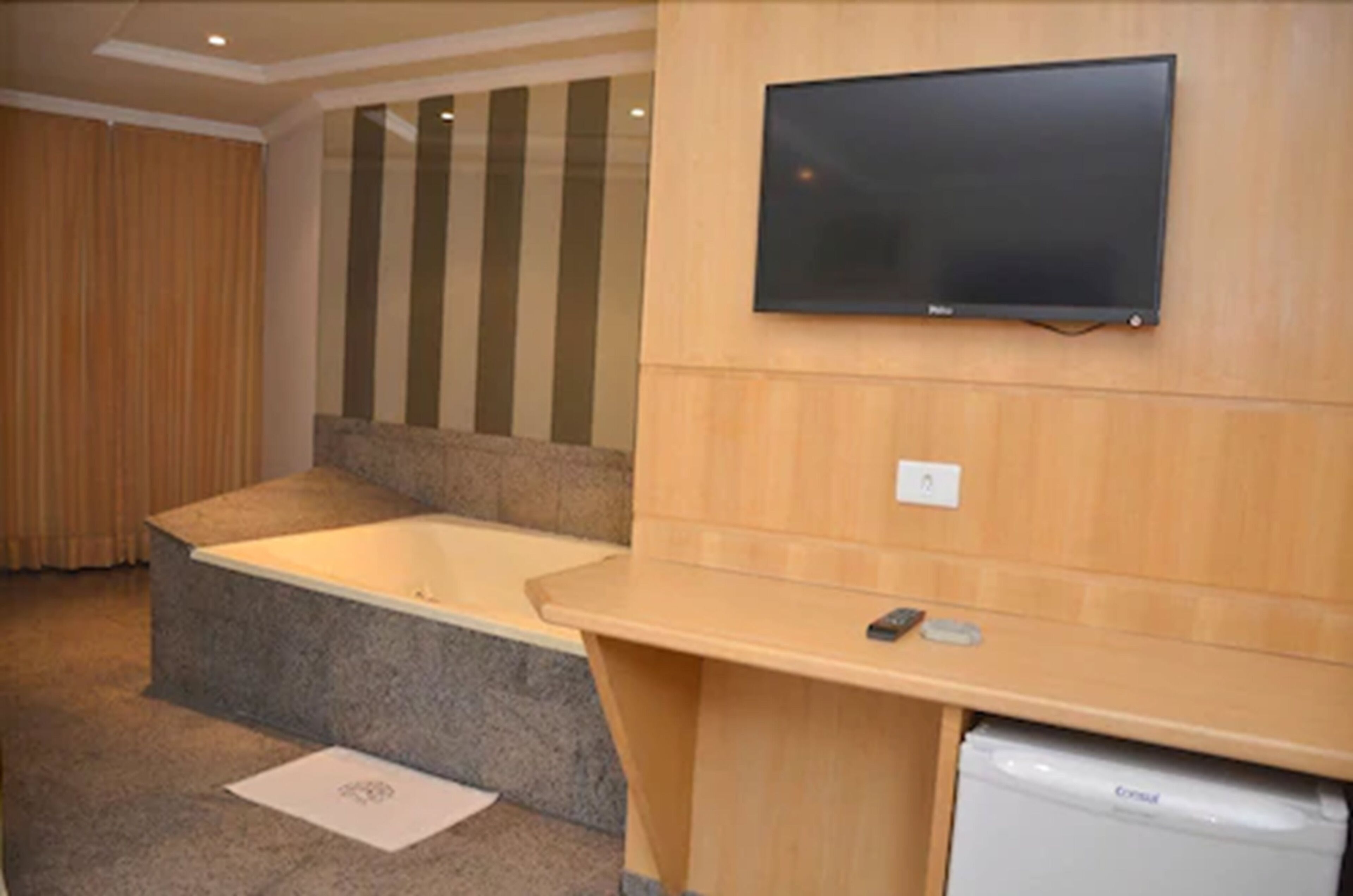 suite, hot tub | room amenity