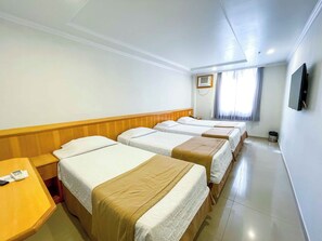 Minibar, caja de seguridad en la habitación y escritorio