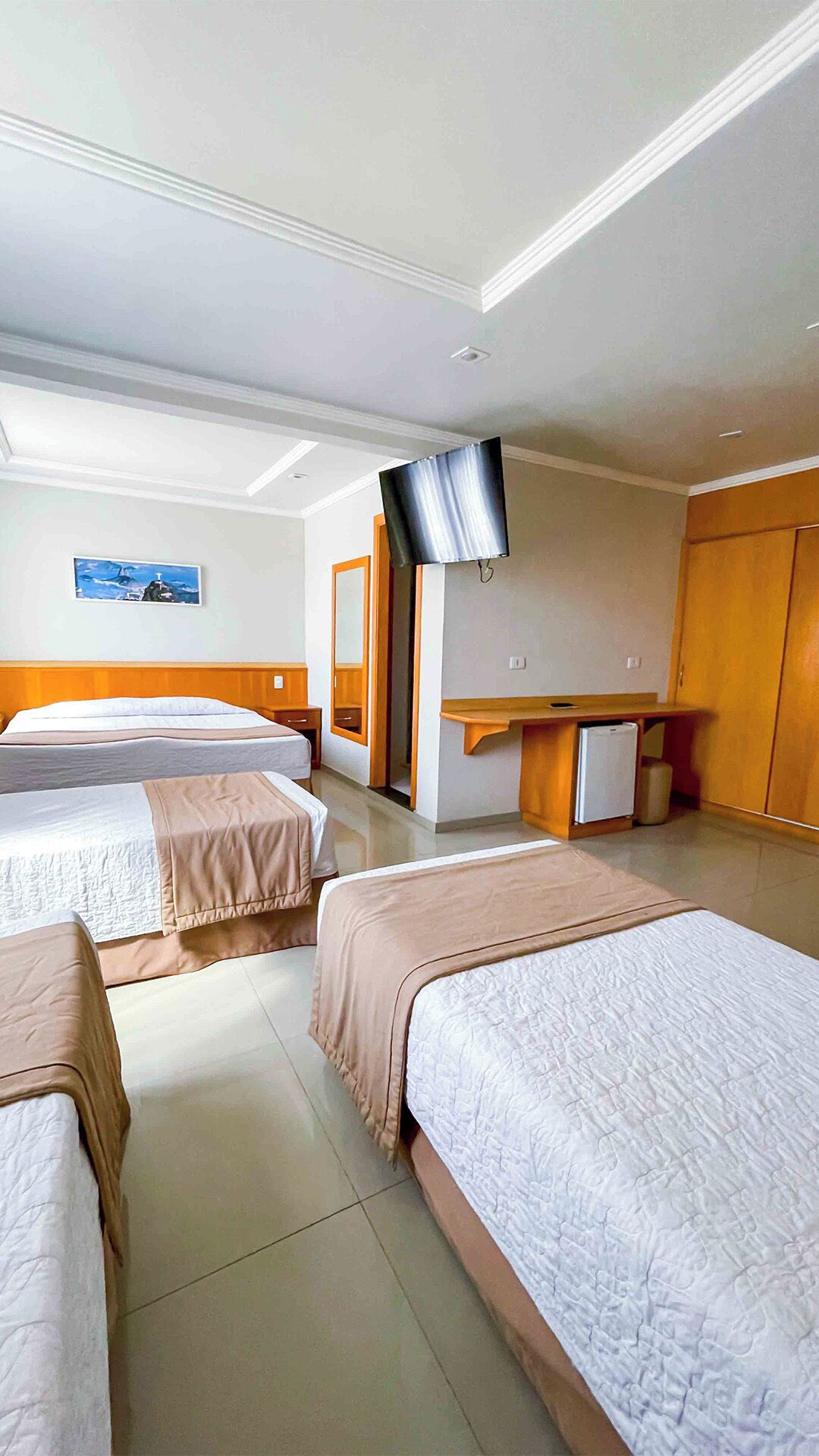 Minibar, caja de seguridad en la habitación y escritorio 