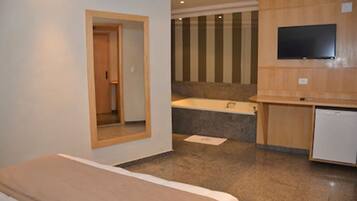 Suite, hidromasaje | Área de sala de estar | Televisión LED de 32 pulgadas con canales por cable y televisión