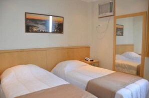 Twin Room, 2 Single Beds | Minibar, in-room safe, desk, blackout curtains - Saionara Hotel (Rio de Janeiro)