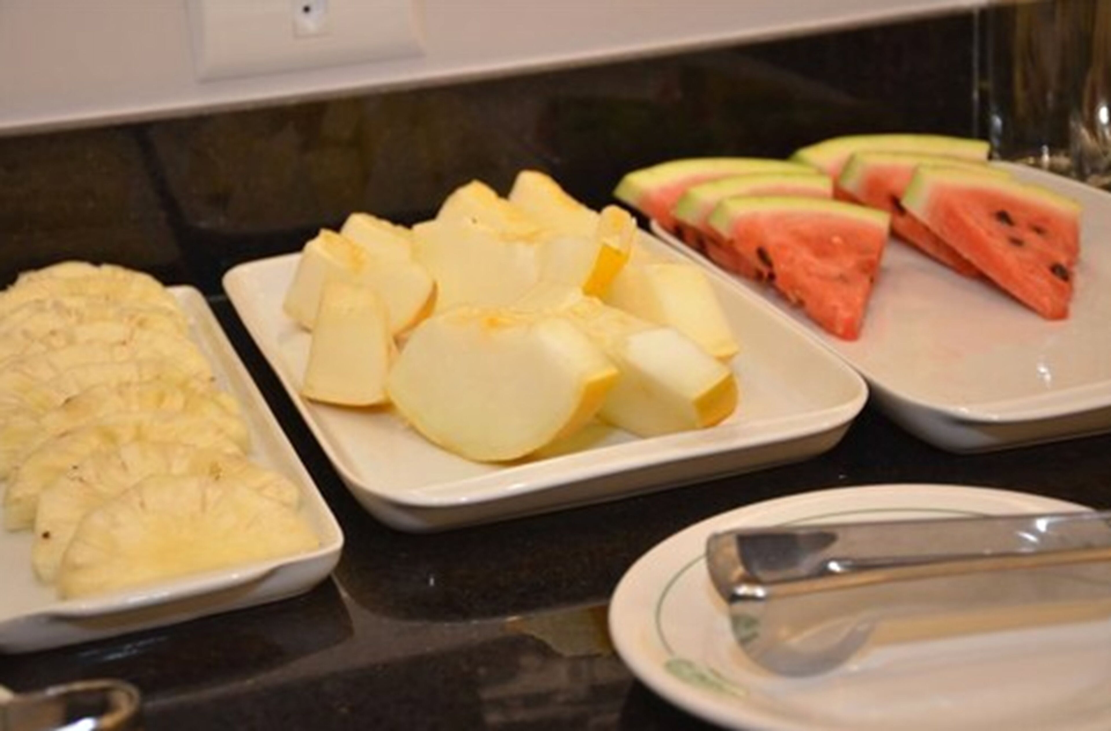 Un buffet con diversi tipi di frutta e formaggi.