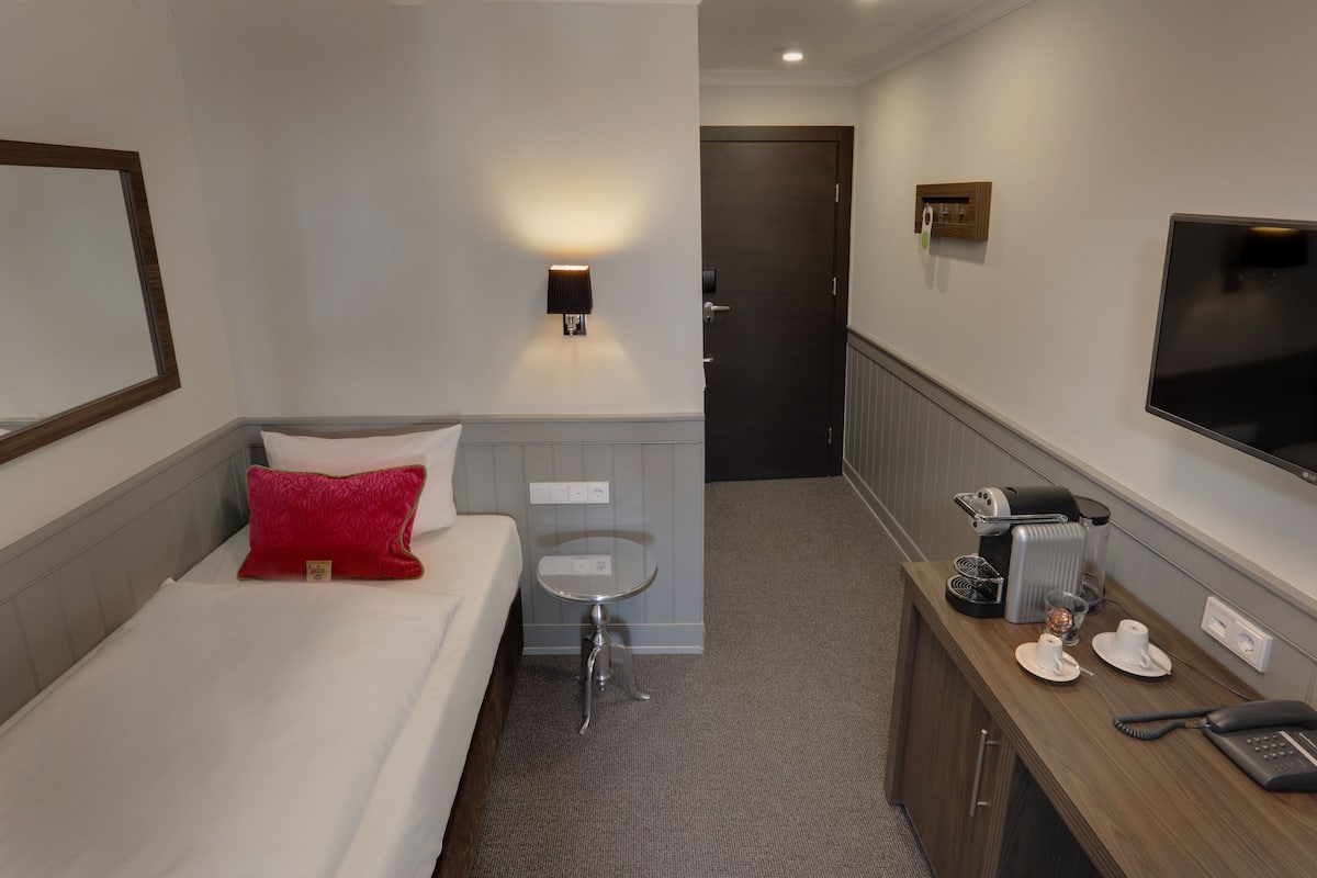 single room | 1 bedroom, premium bedding, down duvets, pillow-top beds