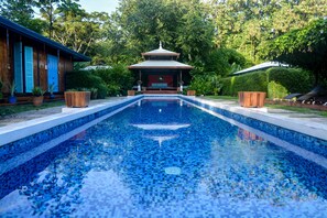 室外游泳池，提供日光浴躺椅