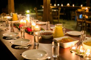 早餐，供應午餐和晚餐